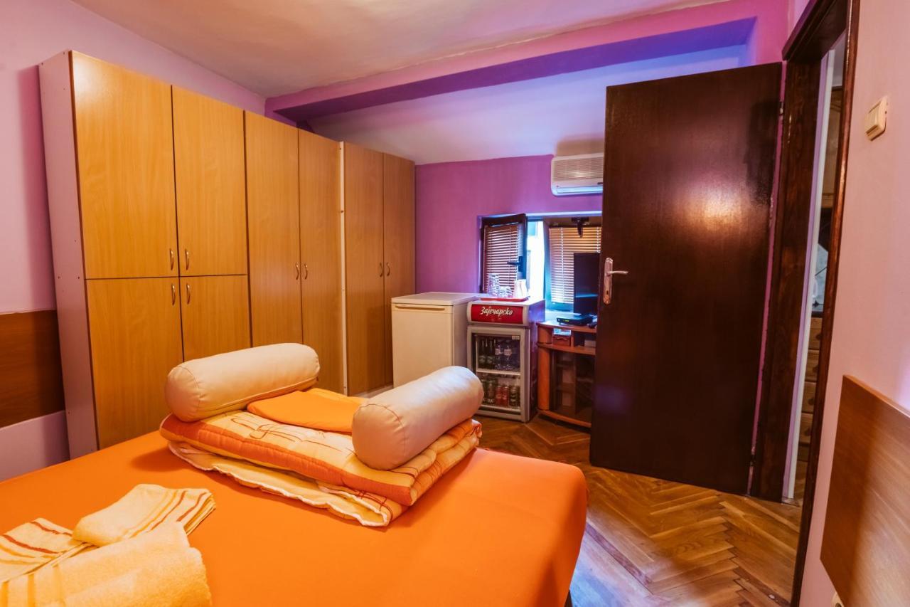 Laufer Vandrarhem Novi Sad Exteriör bild
