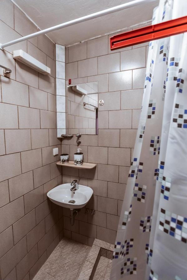 Laufer Vandrarhem Novi Sad Exteriör bild